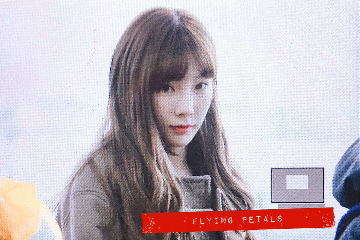 [PIC][13-12-2016]TaeYeon khởi hành đi Madrid - Tây Ban Nha để chụp hình cho ấn phẩm tháng 2 của tạp chí "BEAUTY+" vào sáng nay Czh5D4jUQAAUQBa