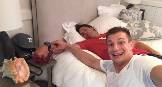 imA_fairg's tweet photo. Now here's the definition of friendship goals #ilyboth https://t.co/QmS1yaZvuD