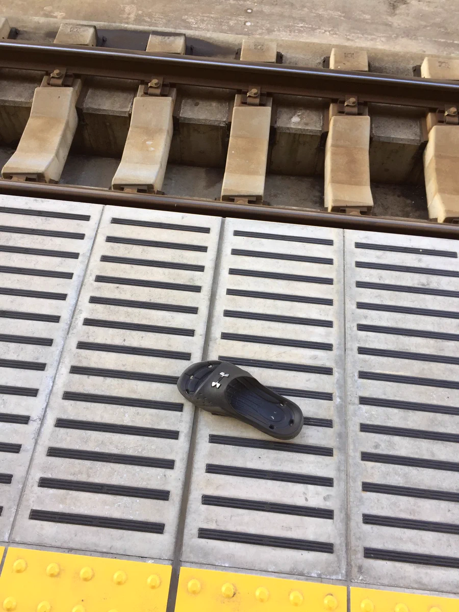 駅のホームに片足だけのサンダルを発見→なんと持ち主が現れたｗｗｗｗ