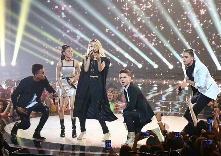 Mix5SLPof's tweet photo. Estilos diferentes, voces preciosas, él talento se nota 💜 @Mix5official él nuevo fenómeno musical 👏❤🔚 https://t.co/I5iRY6I8JW