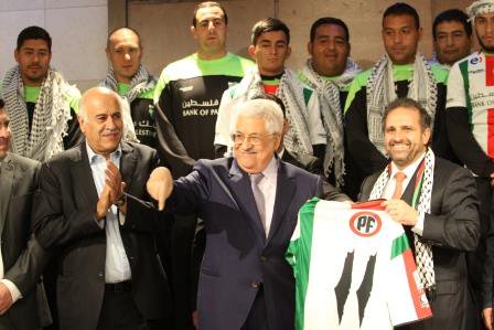 ANFPChile's tweet photo. #GiraHistórica: Mahmud Abbás recibe a @CDPalestinoSADP: “Somos el único país que tiene dos selecciones” https://t.co/8HumB6Wmxt https://t.co/m9KQyiyMDD