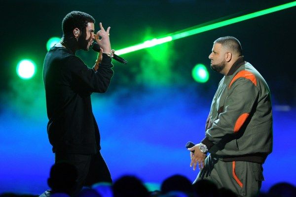 GoMichy's tweet image. Drake Gifts DJ Khaled and His Son With Matching Diamond Rings buff.ly/2h8fulT