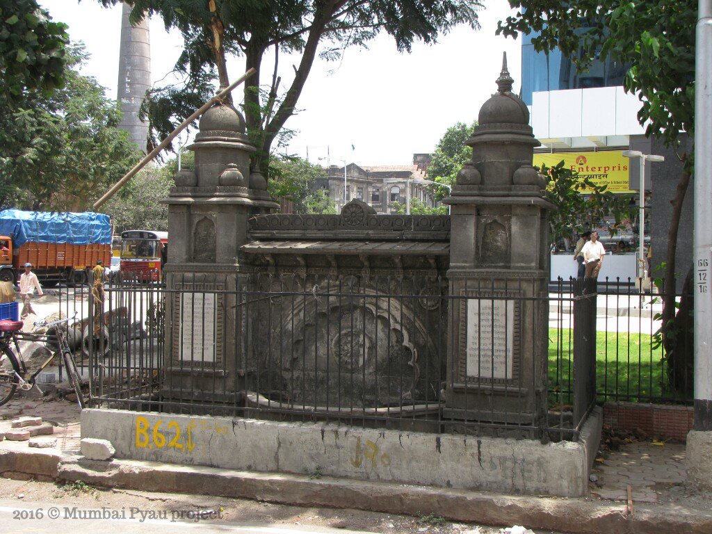 MumbaiPyau's tweet image. Pyau @ Bharat Mata theatre bull dozed -12/12/2010
 Seth Furdoonji Jejeebhoy in1920s built  it on a water haud  built by his father Bomanji .