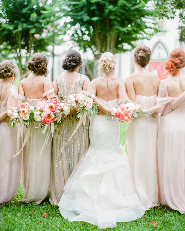 iloveswmag's tweet image. Bright pink and coral florals with lush bold peonies playing a starring role? Yes, please!… ift.tt/2gFobTQ