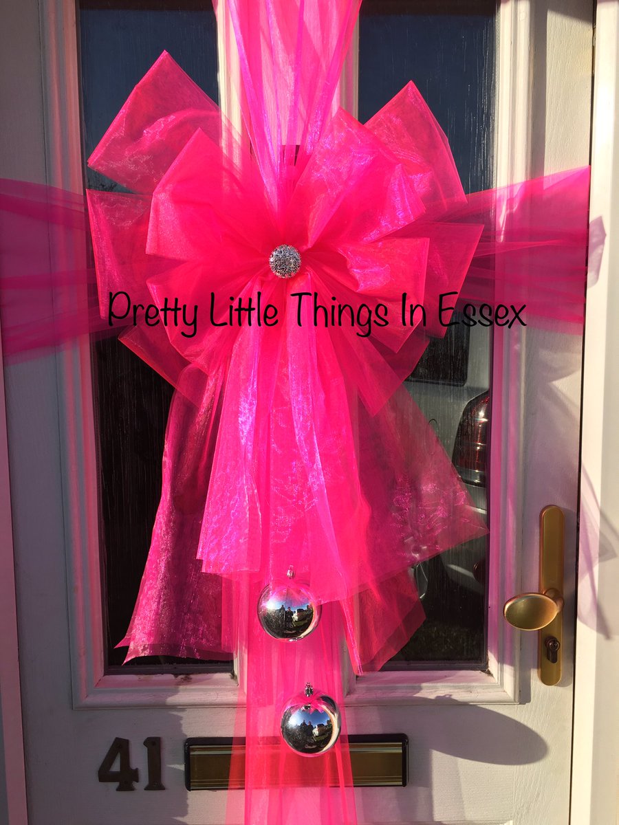 PrettyLittle35's tweet image. #prettylittlethingsinessex #christmas #doorbow #pink