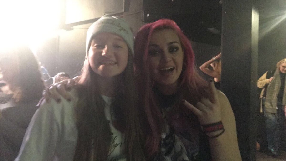 amyl0uiseee's tweet image. So good finally meeting Bronnie today!! My mum even said she was the best act aha! Hopefully I'll see her again soon🤘🏼❤️ @BronnieMusic