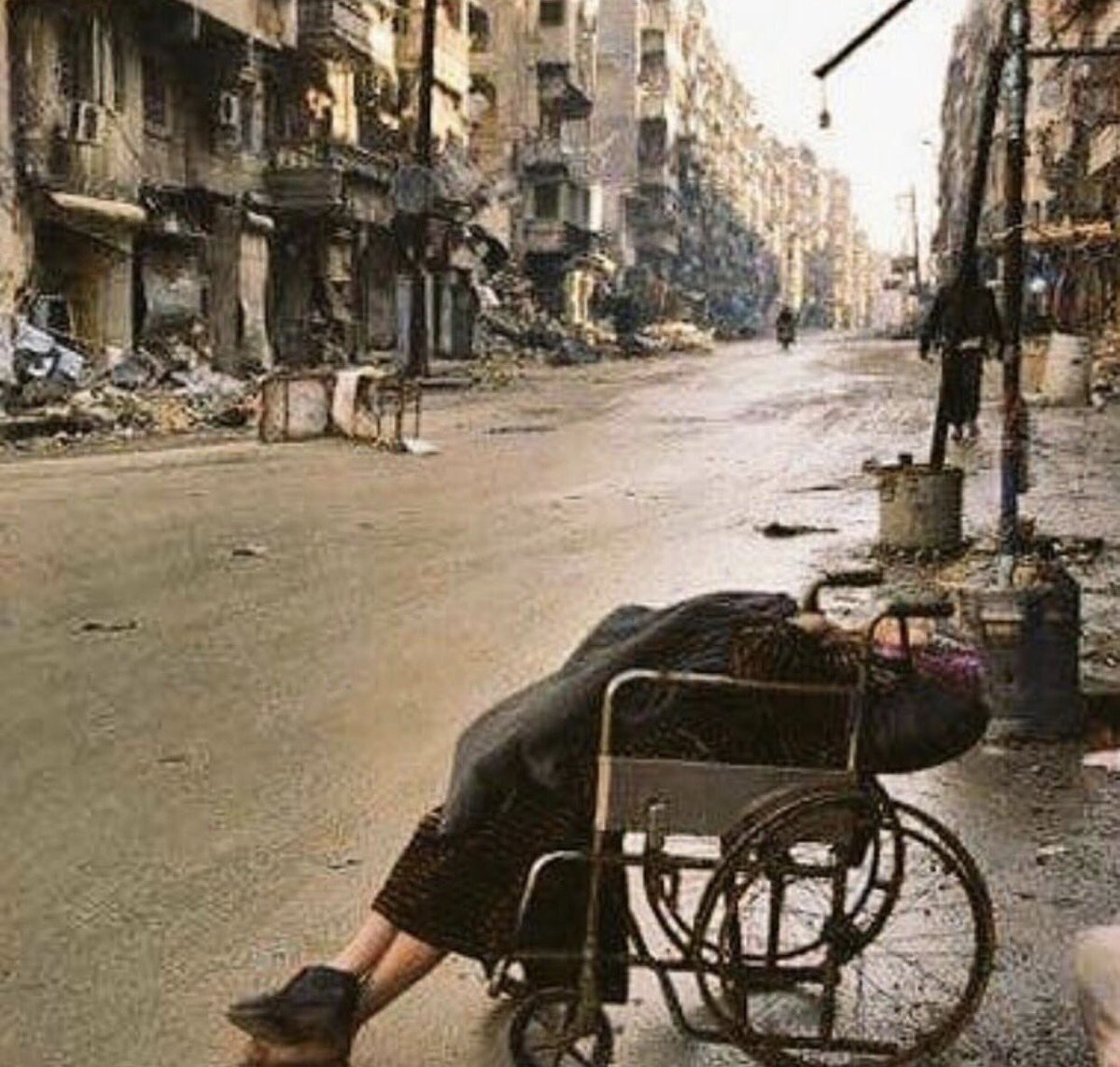 ياراقدًا والفجر ينتحبُ
والدمع من عينيه ينسكب..
ألم تسمع الأنباءَ عن حلبٍ ؟!
دُكّت فما بقيَت لنا حلبُ .
#savealeppo
#حلب_تباد