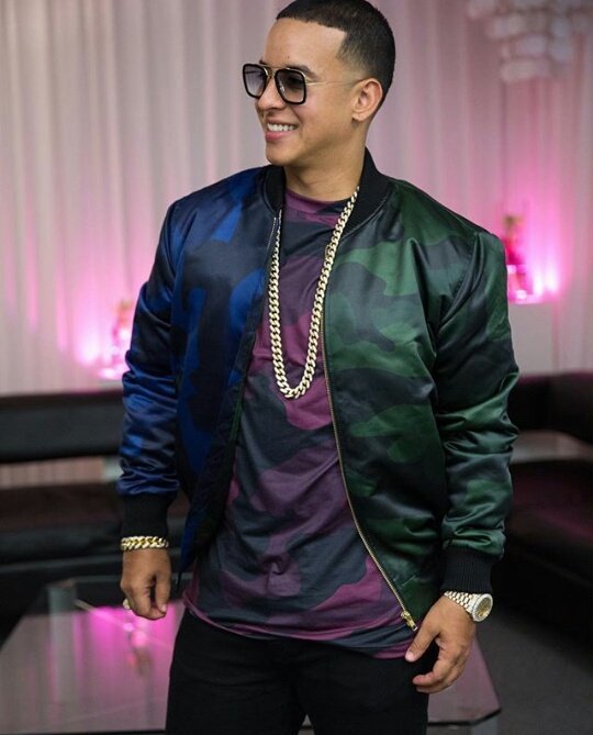 Daddy_Frases's tweet photo. "Una sonrisa refleja seguridad" @daddy_yankee https://t.co/irpPzmTFDw
