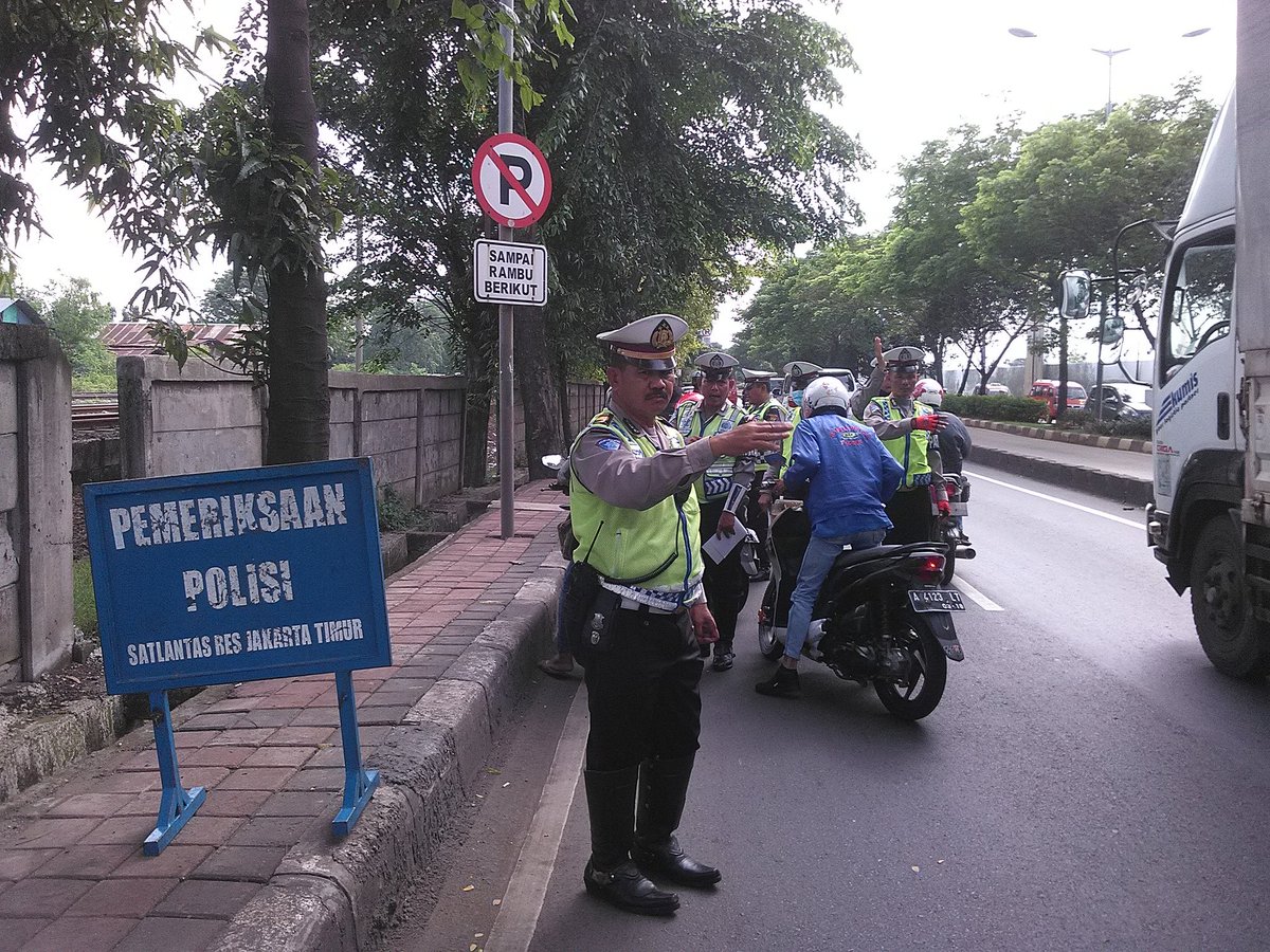 novendri900's tweet photo. @TMCPoldaMetro Ops kegiatan Rutinitas di jl.igusti ingurangai Jak-Tim https://t.co/i5kEvHw8vU