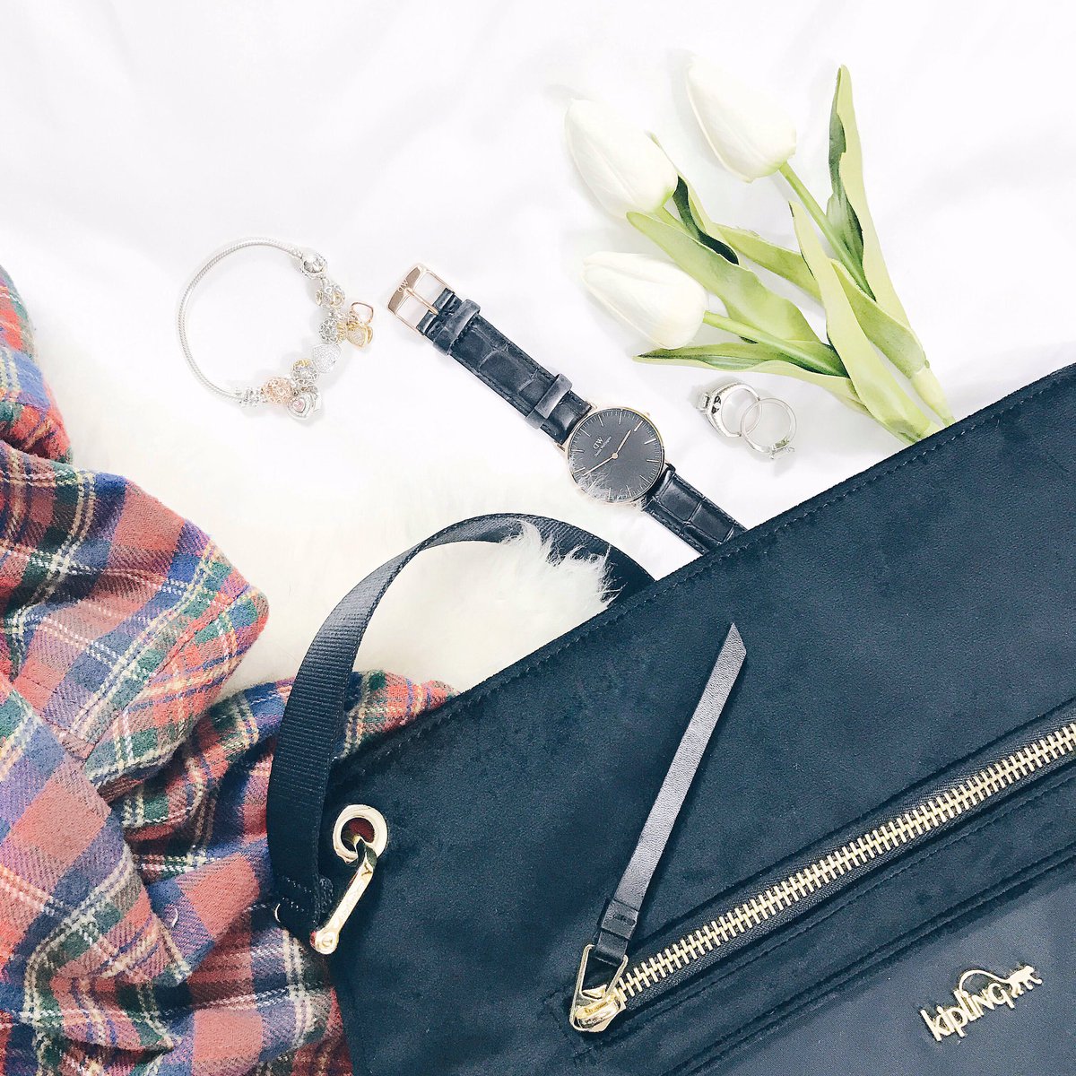 angelarbethea's tweet photo. On the 8th day of Christmas my true love gave to me!~💕 stylish on-the-go handbag from @KiplingUSA #mykipling #makingspiritsbright #hgg2016 💋 https://t.co/sXGYTbRWYb