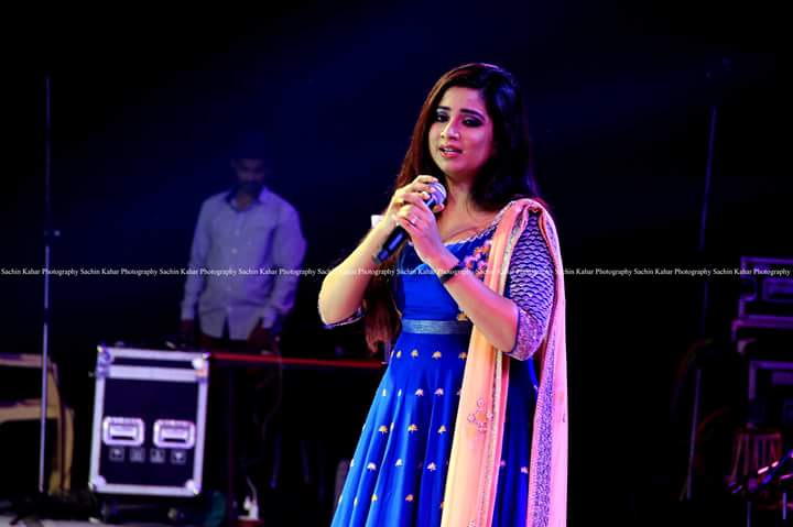 Sidd_waghmare98's tweet photo. #Melody Queen
#Shreya_Ghoshal
#live_performances at
#Grand Opening
#of #Avadh Utopia in Vapi
How Gorgeous...😍😍😘😘 https://t.co/MDzfUEF7oj