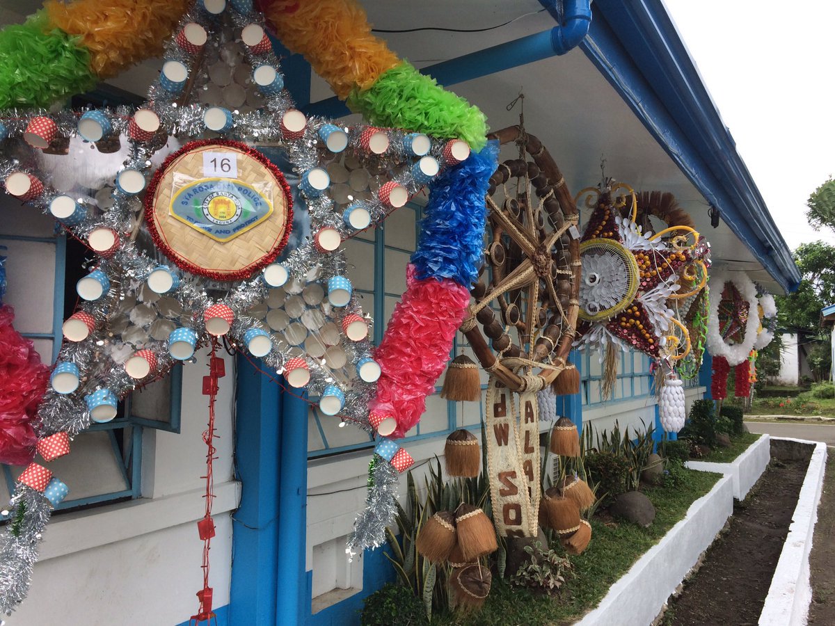 Mga parol na gawa sa recyclable materials, tampok sa 'christmas lantern