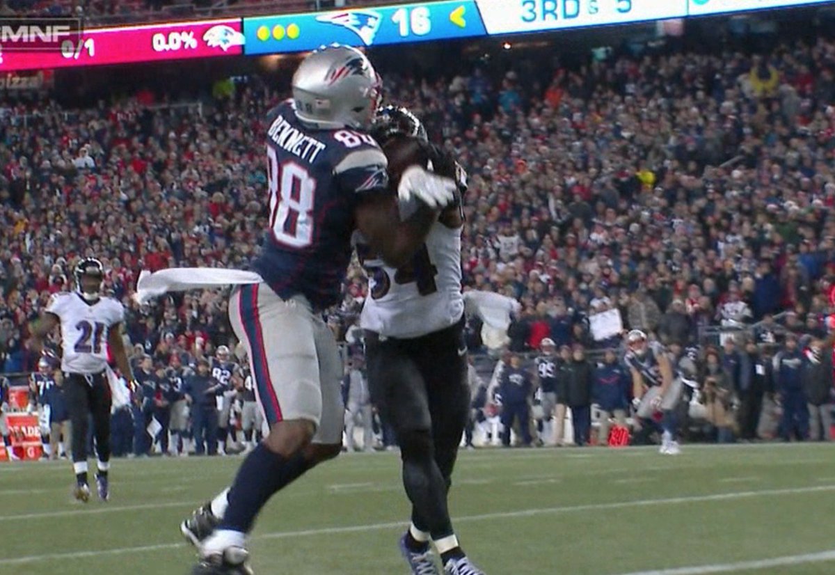 SportsCenter's tweet image. YOU GOT MOSSED!

Martellus Bennett snags a 19-yard reception for the score to extend Pats lead, 23-3.