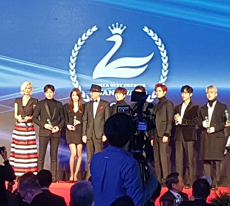 [PIC][12-12-2016]YoonA tham dự "The 31th KOREA BEST DRESSER 2016 SWAN AWARD" vào tối nay Czhu6YCUAAAQiKi