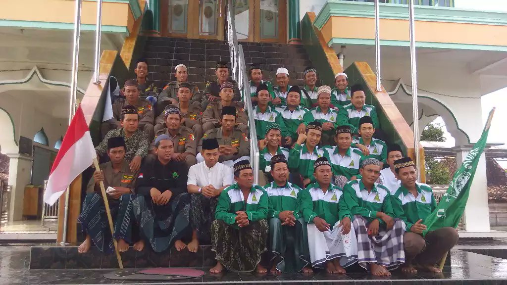 ansor_grobogan's tweet photo. Kekompakan Sahabat2 PAC.GP Ansor Klambu. Foto bersama sehabis Maulidurrosul @putradaerahgro1 @pecrukmughis https://t.co/9t8dZ20MNJ