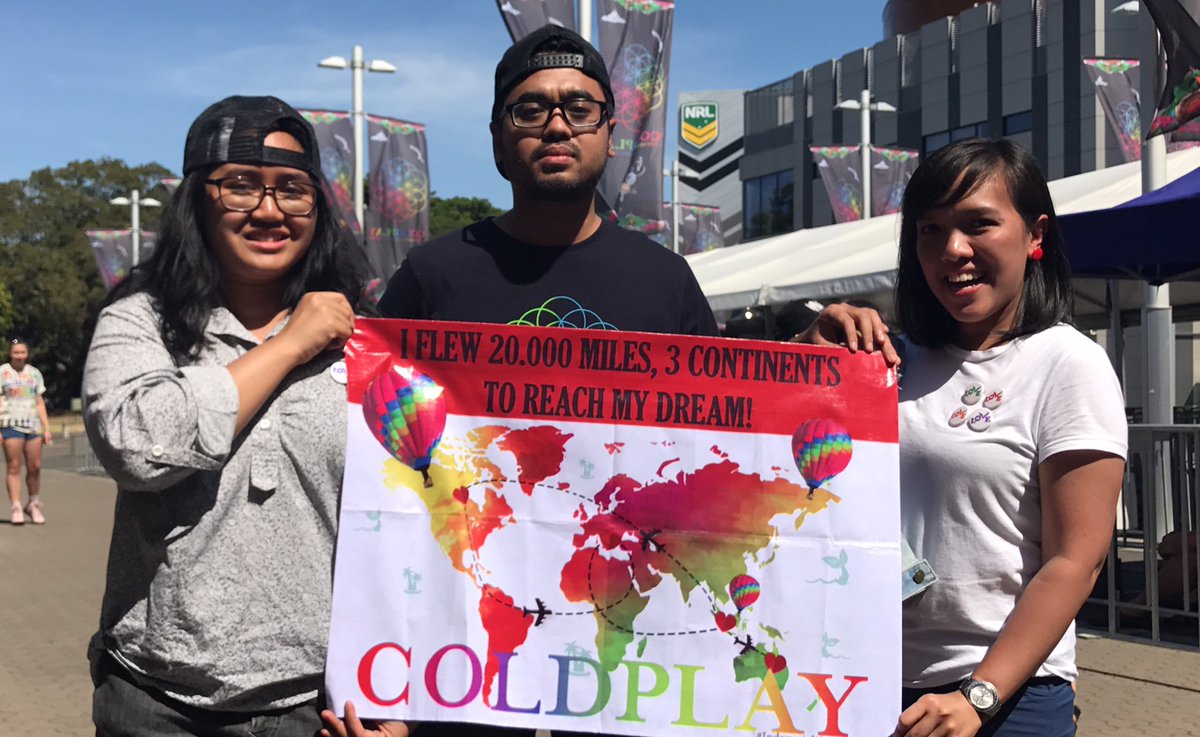 coldplay's tweet photo. Superfans! R42 #ColdplaySydney https://t.co/avTkQBfyyA