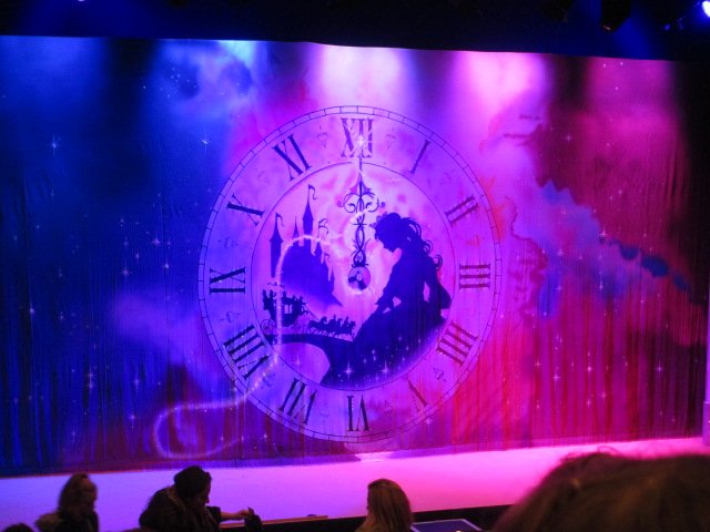 SuzHunterRadio's tweet photo. You'll have a real ball at @HarlequinTheat  #Cinderella @redhillpanto - fabulous cast! hear @SuzHunterRadio review https://t.co/aUSXBIvgyz https://t.co/mJQccc6UF4