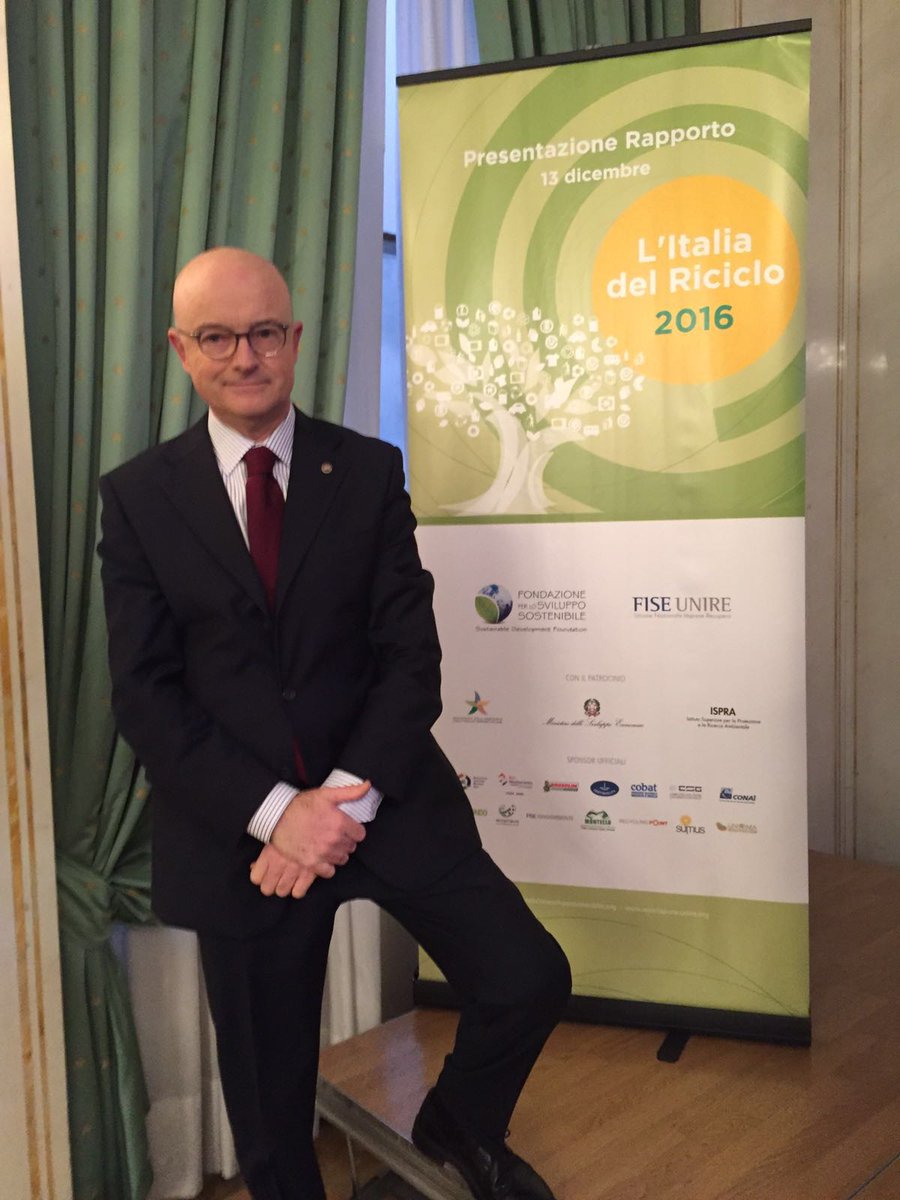 assoambiente's tweet photo. Introduce il Convegno #ItaliaDelRiciclo 2016 Andrea #Fluttero Presidente #FISEUnire https://t.co/XX6Sai7sth