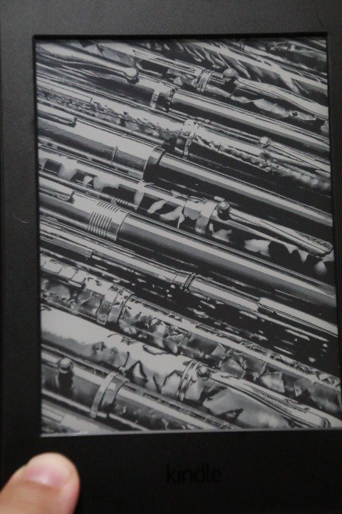 おばけライター 3 Z Mineeeei 今kindle広告なしモデルを買えば万年筆とかおしゃれな壁紙が常時表示されるぞ こりゃすげぇ 買うしかないぜ 電源オフでも表示されたまんま T Co Kvfrw2dmw9 Twitter