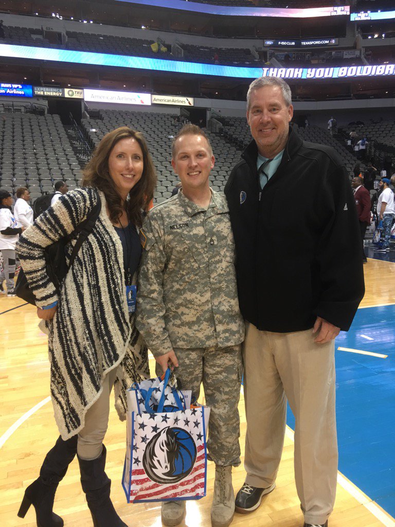 Alston0o's tweet photo. Sergeant First Class Nelson has served 21 yrs and is about to be re-deployed. Incredible https://t.co/X30xnsIJuS