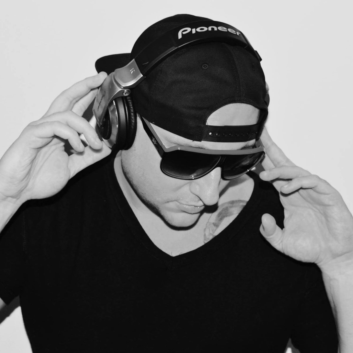 Introducing New York based underground Techno producer <a href="/TekNoizeNYC/">TekNoizeMiami</a> -->news.traxsource.com/articles/2489/…