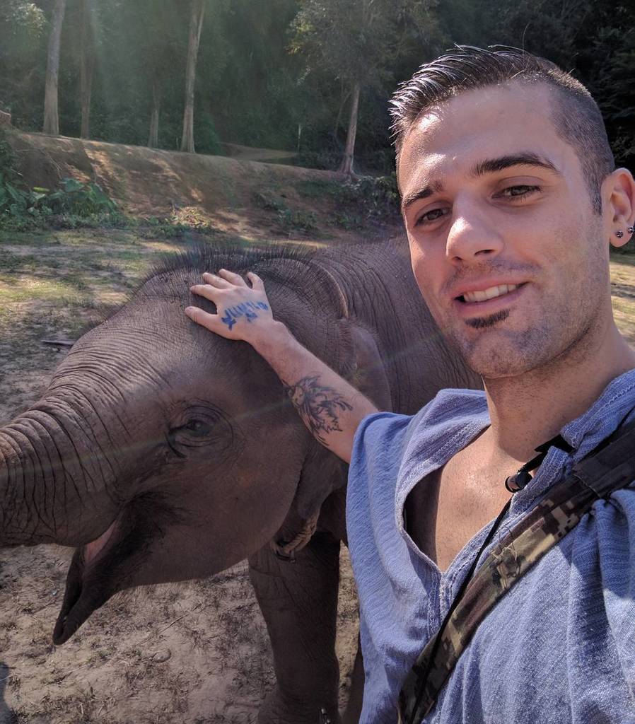 Alex_McFadyen's tweet image. Today I made a new friend 😊

#giantpug #newfriend #chiangmai ift.tt/2hs3ARI