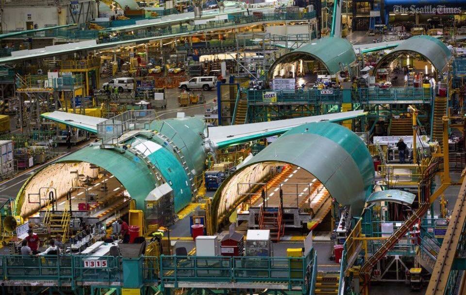 HavaSosyalMedya's tweet image. Boeing, sipariş yetersizliğinden dolayı Ağustos ayından itibaren 777 üretimini ayda 7 uçaktan 5 uçağa, 2018'de ise ayda 3,5 uçağa düşürecek.