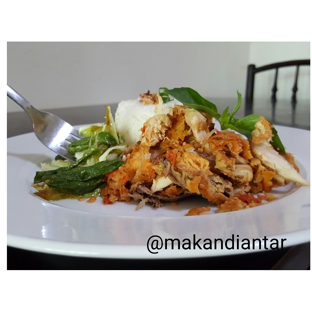 Ayam geprek.. yang kebayang mesti Ayam pedes... nyem nyem nyem...
makandiantar.com/menu/ayam-gepr…   IDR  15.000