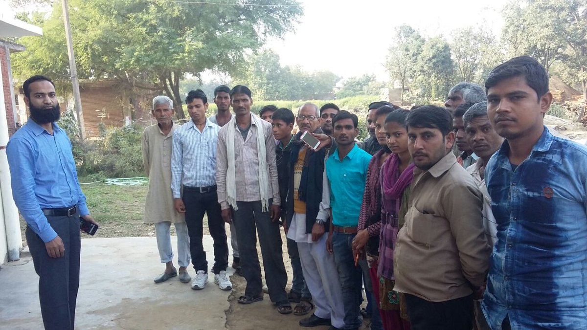 DNO_AMETHI's tweet photo. Customer awareness on #cashless @HPCL  at Om HP Gramin Vitrak, Raebareli @yourschaudhary @iammohitdhawan @msyadav1307 https://t.co/y8OflAINKp