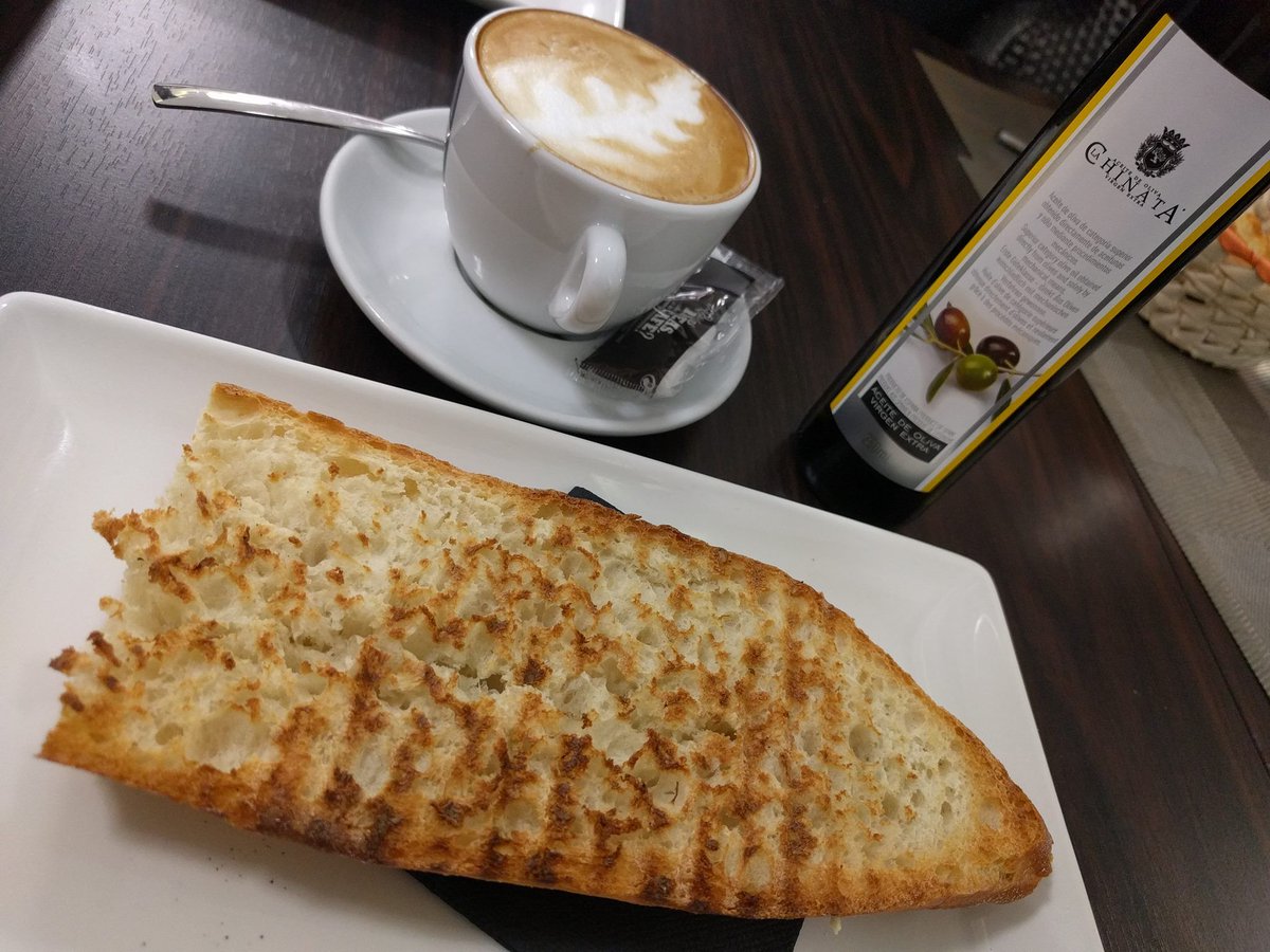 tapasalicante's tweet photo. Es un clásico, pero sigue funcionando, un buen pan tostado, buen aceite de oliva y un café con leche... o mira aquí https://t.co/KFhzCCWBK9 https://t.co/fppN7Lq5rs