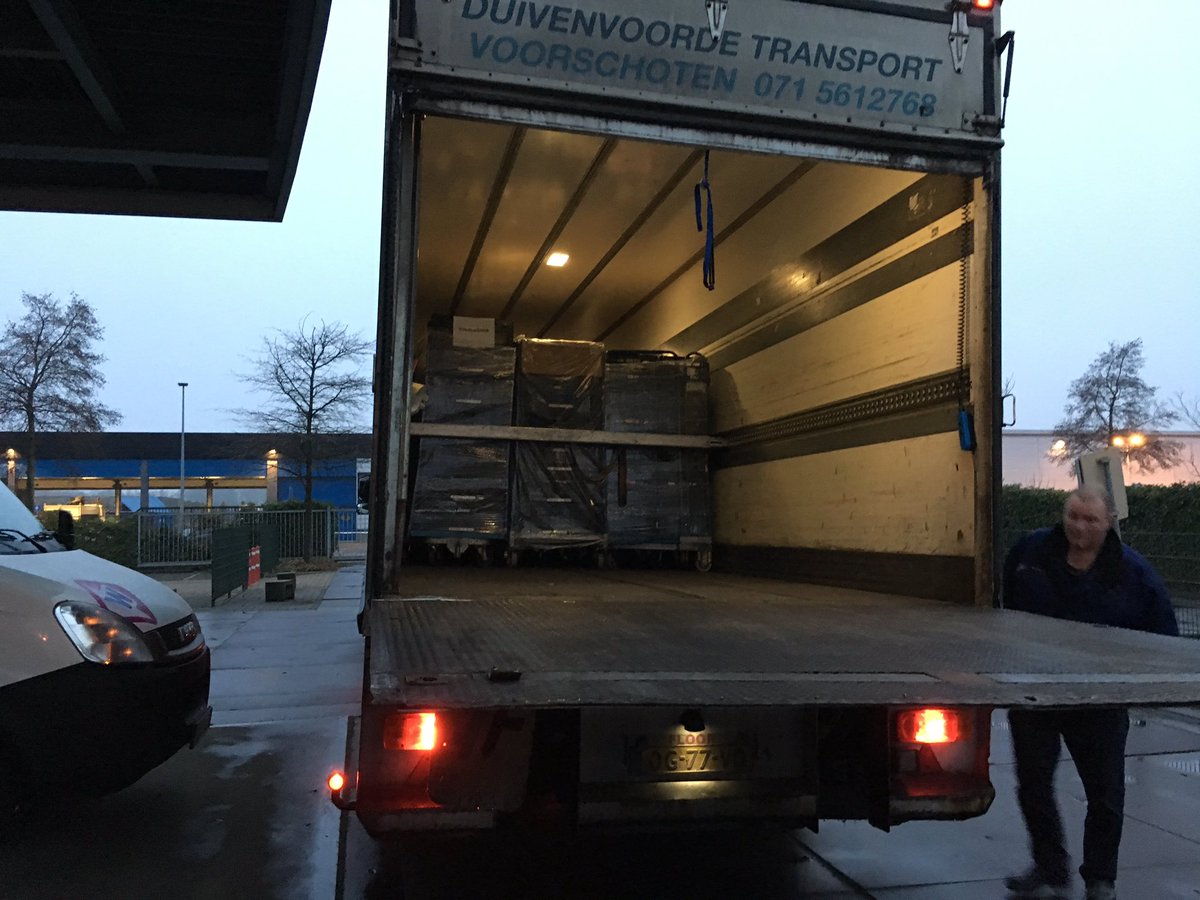 Wauw! Duivenvoorde Transport komt 33 containers brengen met bij Hoogvliet ingezamelde levensmiddelen! #VB16 #omroepwest <a href="/West_Mir/">Mirjam W.</a>