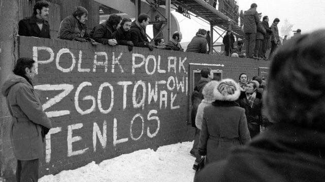 Pisarski's tweet photo. Nigdy więcej! #13grudnia1981 https://t.co/Zmf7ExHifV