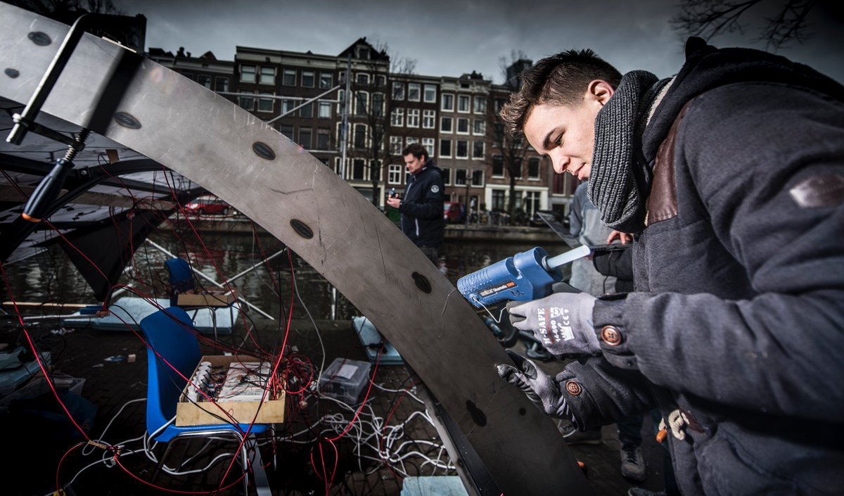 Lichtkunstwerk #twente voor <a href="/AmsterdamLight/">Amsterdam Light Festival</a> bijna klaar. Kunstenaar <a href="/randyvanlingen/">randy van lingen</a>, studenten <a href="/UTwente/">University of Twente (inactive)</a> hard aan het werk. @Almelo_Promotie