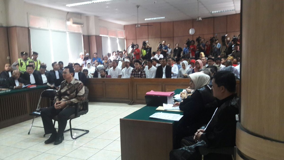 Amankan Sidang Perdana Ahok, Polres Metro Jakarta Pusat Kerahkan Ribuan Personil tribratanews.com/amankan-sidang…