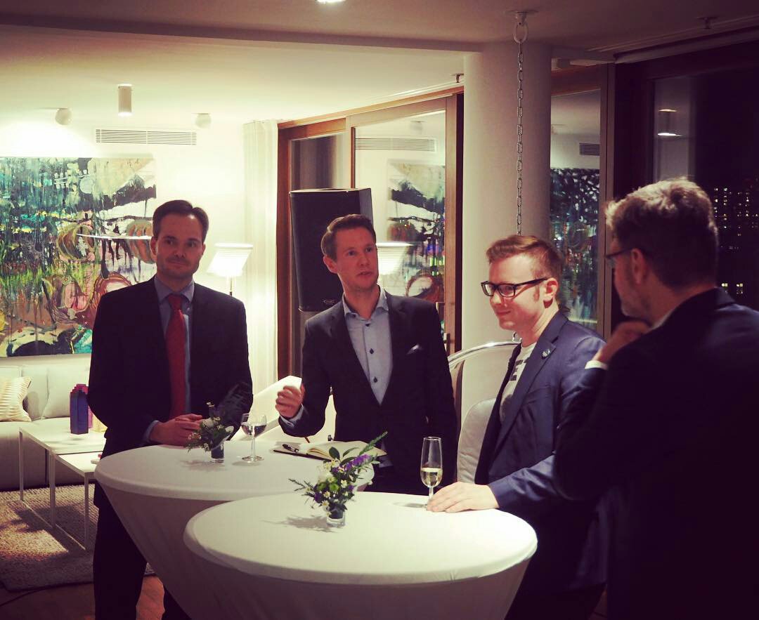 Gestern trafen sich Politik&amp;Musikindustrie aus DE &amp; FIN <a href="/FinBotschaftDe/">Botschaft von Finnland in Berlin</a> zum Networking&amp; #ausfinnland Projektabschluss,Livemusik von Niila.