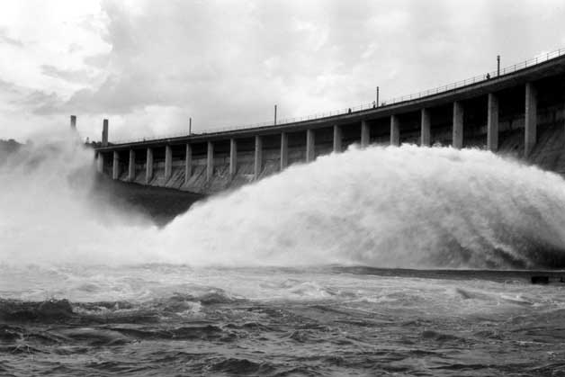 The White Nile has stopped flowing only once in history, for 15 minutes prior to the opening of #NalubaaleDam by Queen Elizabeth 2 in 1954.