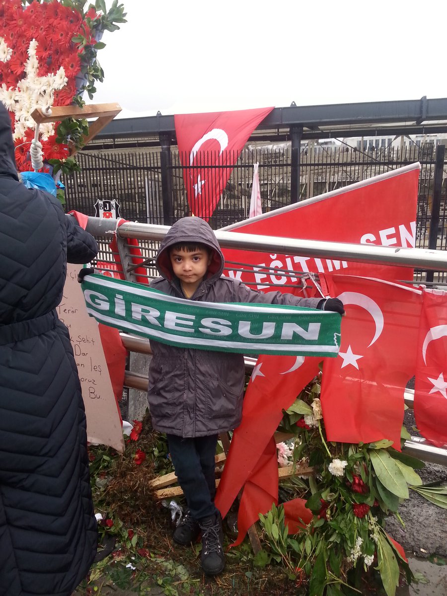 LiderAKKAYA's tweet photo. #ŞehitlerİçinVodafoneArenaya yağmur kar soğuk demeden çocuğumla geldim.
ALLAHIM çocuğumla banada nasip et ŞEHİT lik mertebesini

       AMİN https://t.co/PncqHHUXmg