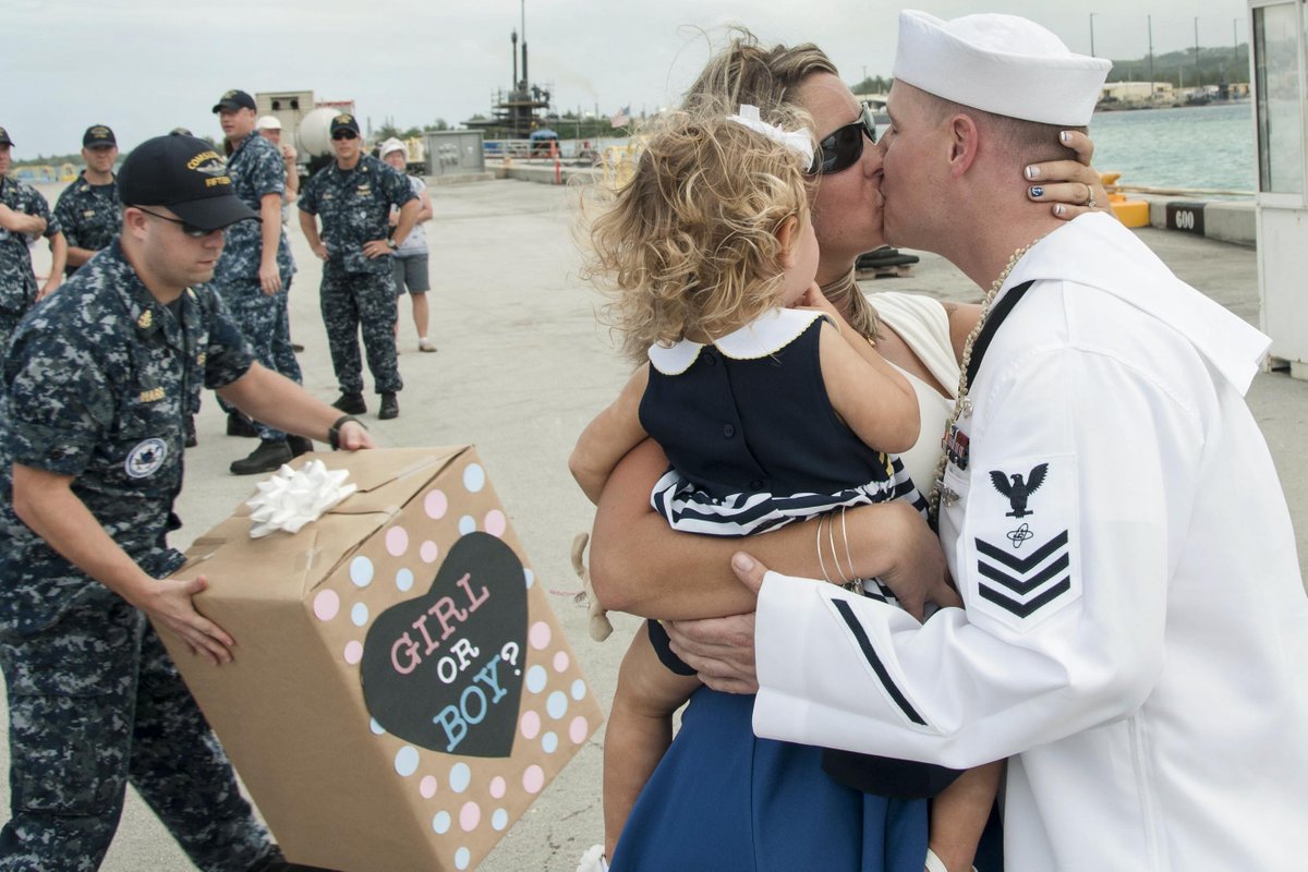 #WelcomeHomeWed! @USNavy PO1 Jonathan Atkins kisses his wife during a #homecoming celebration for #USSOklahomaCity in Apra Harbor, #Guam