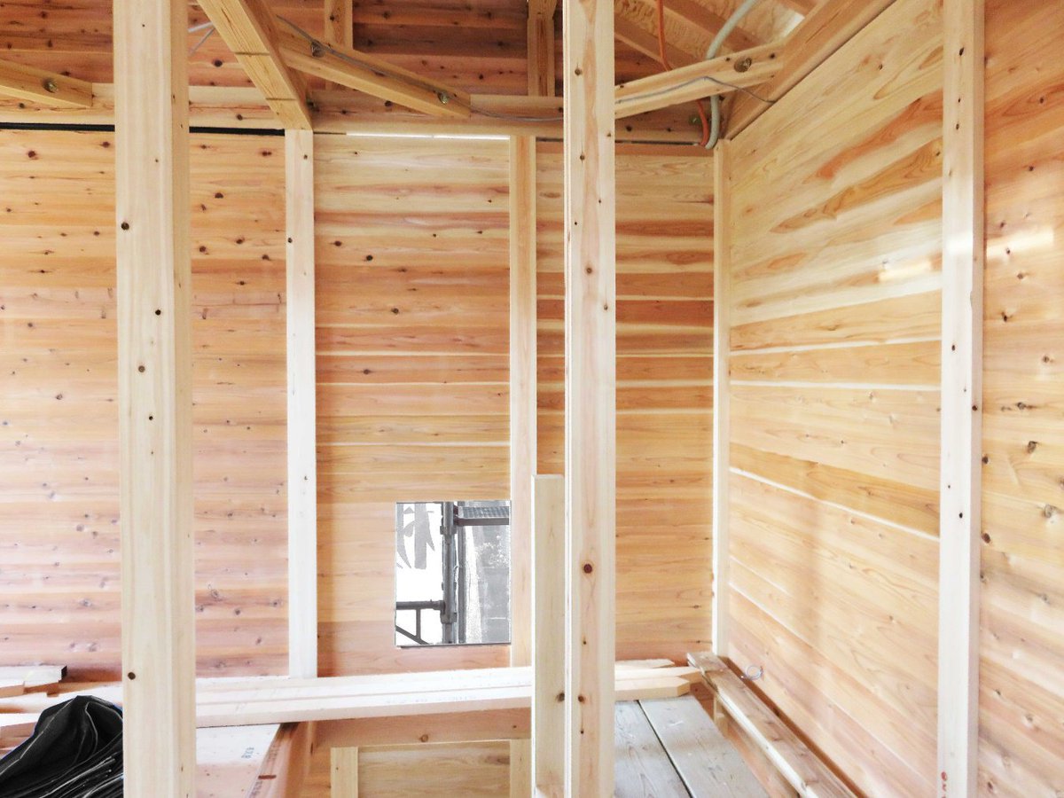 村木建築工房 村木建築工房の 板倉造り の家は これだけたくさんの木を使って建てられています このたっぷりと木を使った 板倉造り に 最新の高断熱 高気密をプラスしているのが 村木建築工房の特徴です 続きは T Co Qi8yipmcjc 村木