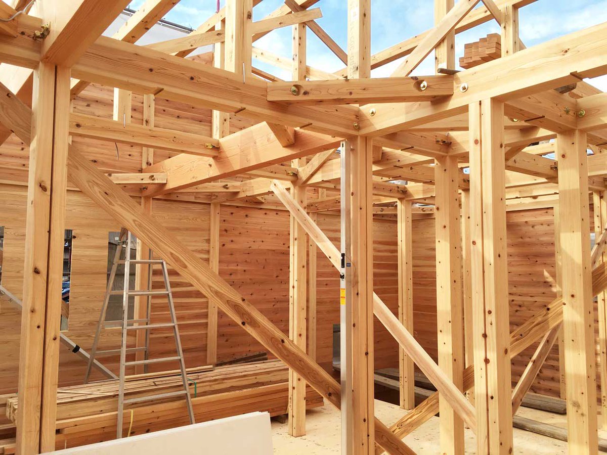 村木建築工房 村木建築工房の 板倉造り の家は これだけたくさんの木を使って建てられています このたっぷりと木を使った 板倉造り に 最新の高断熱 高気密をプラスしているのが 村木建築工房の特徴です 続きは T Co Qi8yipmcjc 村木