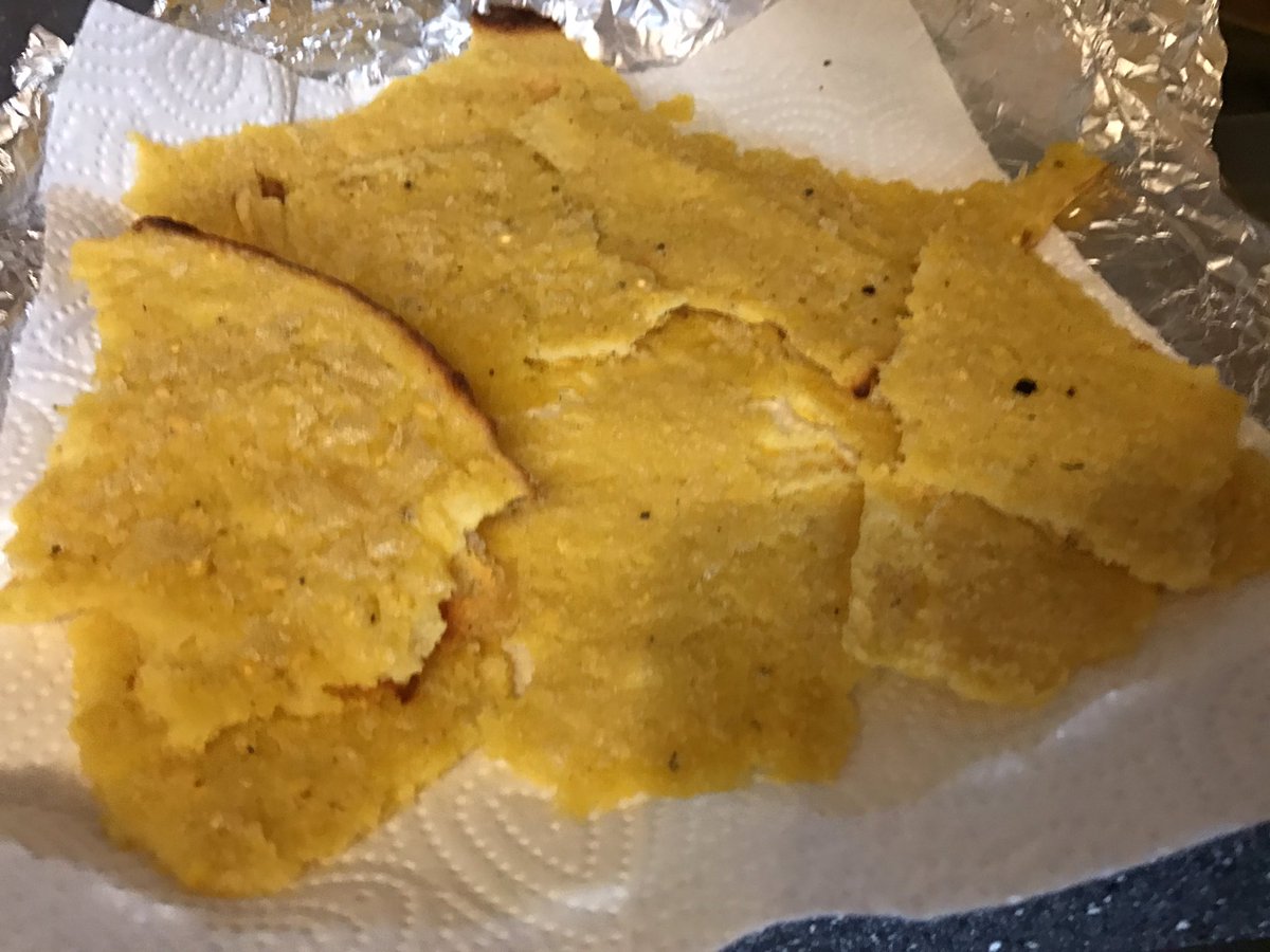 Jam2000's tweet image. Kichererbsen-Chips: 500ml Wasser, 150g Kichererbsenmehl, 4EL Öl, 1TL Salz, etwas Pfeffer. 13min bei 250 Grad in den Ofen! #slowcarb