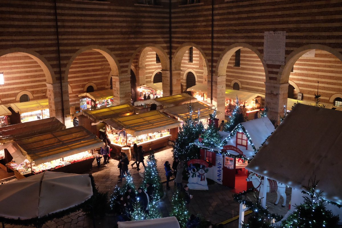 EleBellesini's tweet photo. #Mercatini di Natale e di Santa Lucia a #Verona 👣🍩❤🍩🎄
@vivi_verona @TourismVerona https://t.co/d3oZCUYOE1
