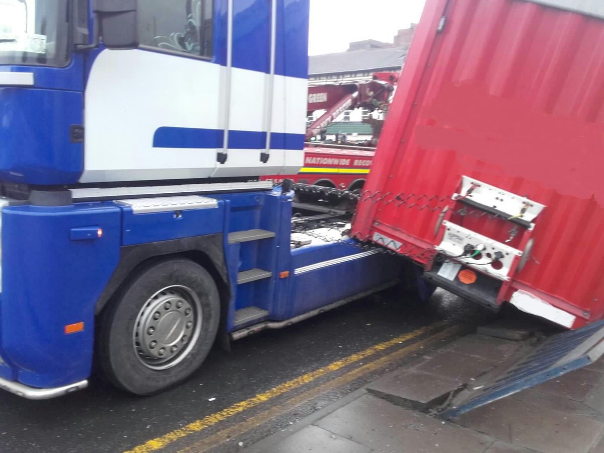 HGG_Recovery's tweet image. Currently on scene at Millers Bridge lifting detached trailer #keepingmerseysidemoving #rotator