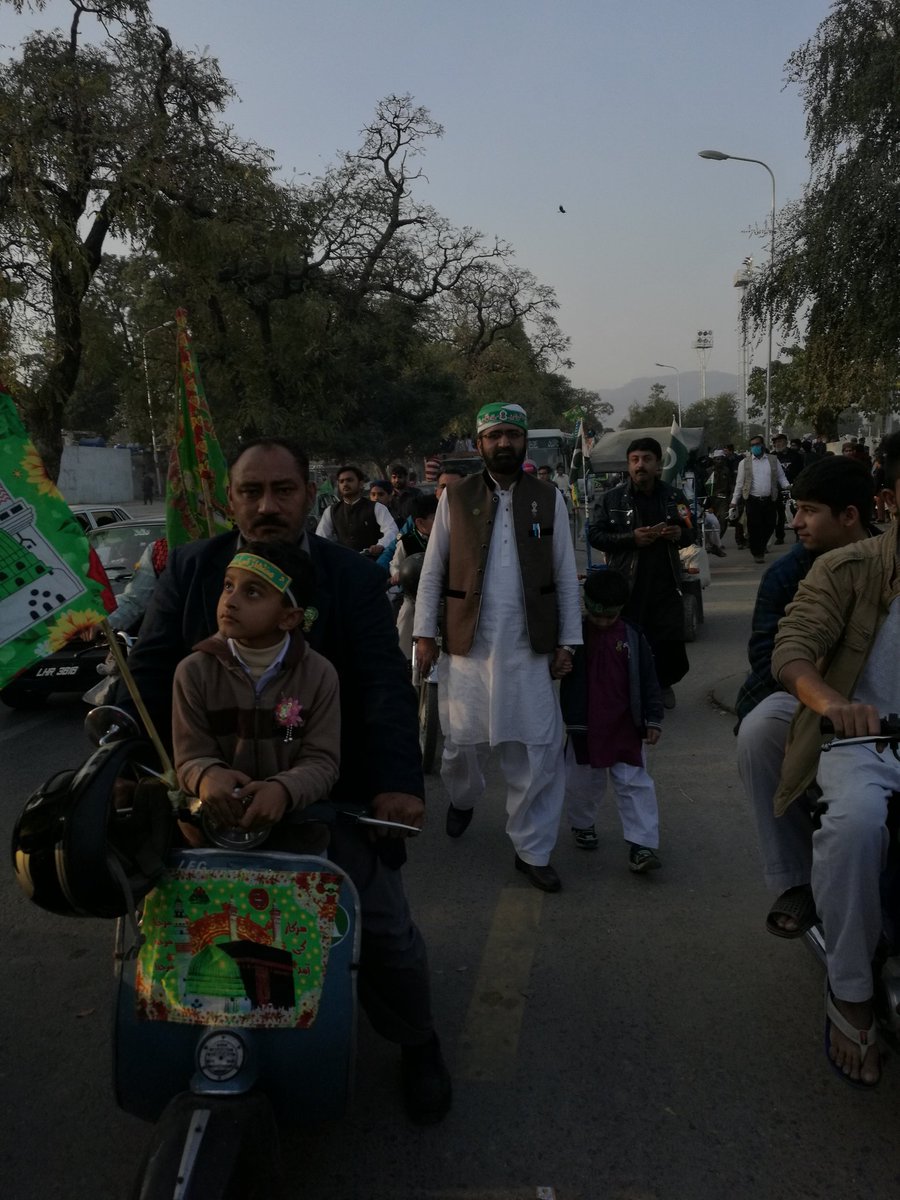 COLUMNISTABBASI's tweet photo. قادیانی غیر مسلم اقلیت ہیں پھر مسجد ،کلمہ اور شعائر اسلام کی آڑ میں فساد برپا کیوں کر رہے ہیں اورچکوال میں میلاد کے جلوس پر فائرنگ کیوں کی؟ https://t.co/K55iEq9s2W