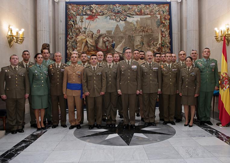 MCANA_ET's tweet photo. El soldado Aday López Abellán del RI-50 #BRILCAN en la recepción del JEME @EjercitoTierra con los mejores deportistas militares del año. https://t.co/RKZfjjSx1a