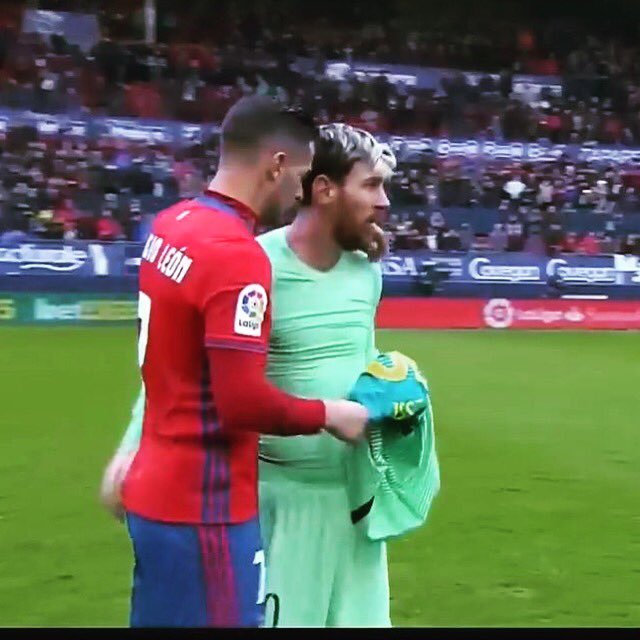 7sergioleon's tweet photo. Qué suerte tuvo de llevarse mi camiseta!! 😂#Leo #Messi #cambiodecamiseta #SL7 #LM10 #crack #osasuna #barcelona #sadar #futbol #laliga ⚽️🏃🏼🔴🔵 https://t.co/IJd31SuY20