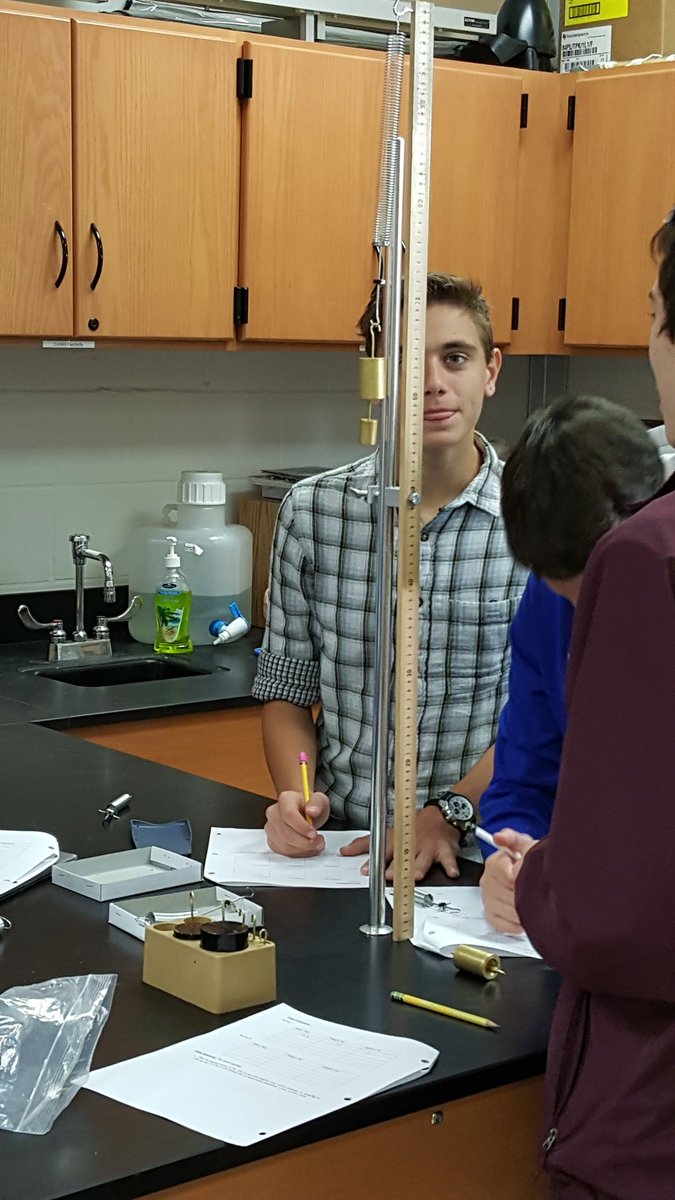 STEM_Bobby's tweet image. Hooke&apos;s Law lab in #PhysicsFirst #PirateSTEM