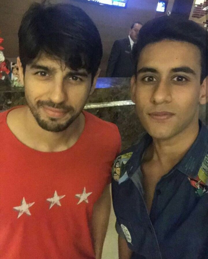 SidUpdates's tweet photo. New pic : @S1dharthM with a fan 😊 #Reloaded #NotBangBang2 #Bangkok https://t.co/UT1gFVcdz2