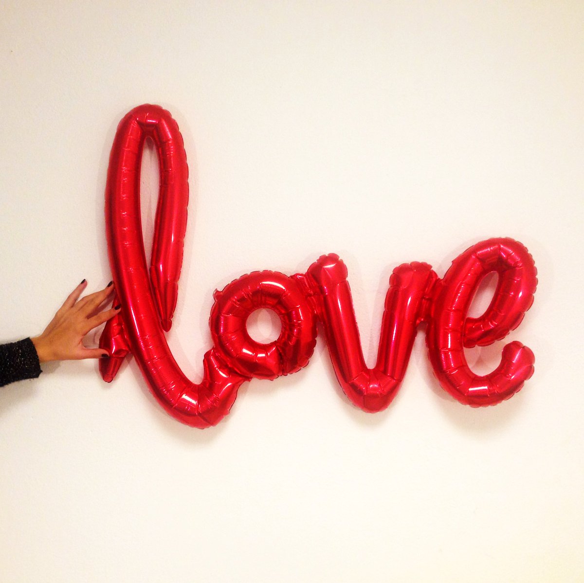 Cette année, on fête #Noël sous le signe de l'amouuur! c'est par ici: modernconfetti.com/bapteme-et-bab… #love #fêtes #ballons