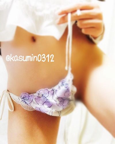 ピントがおパンツに合っちゃってるね(ﾉ≧ڡ≦)　この手を離して紐パンを落として欲しい人はRTしてね💖

RTしてくれた人の中からパンツなし写メあげる😘

#裏垢 #エッチしたい人RT #興奮したらRT #RTした人全員フォローする